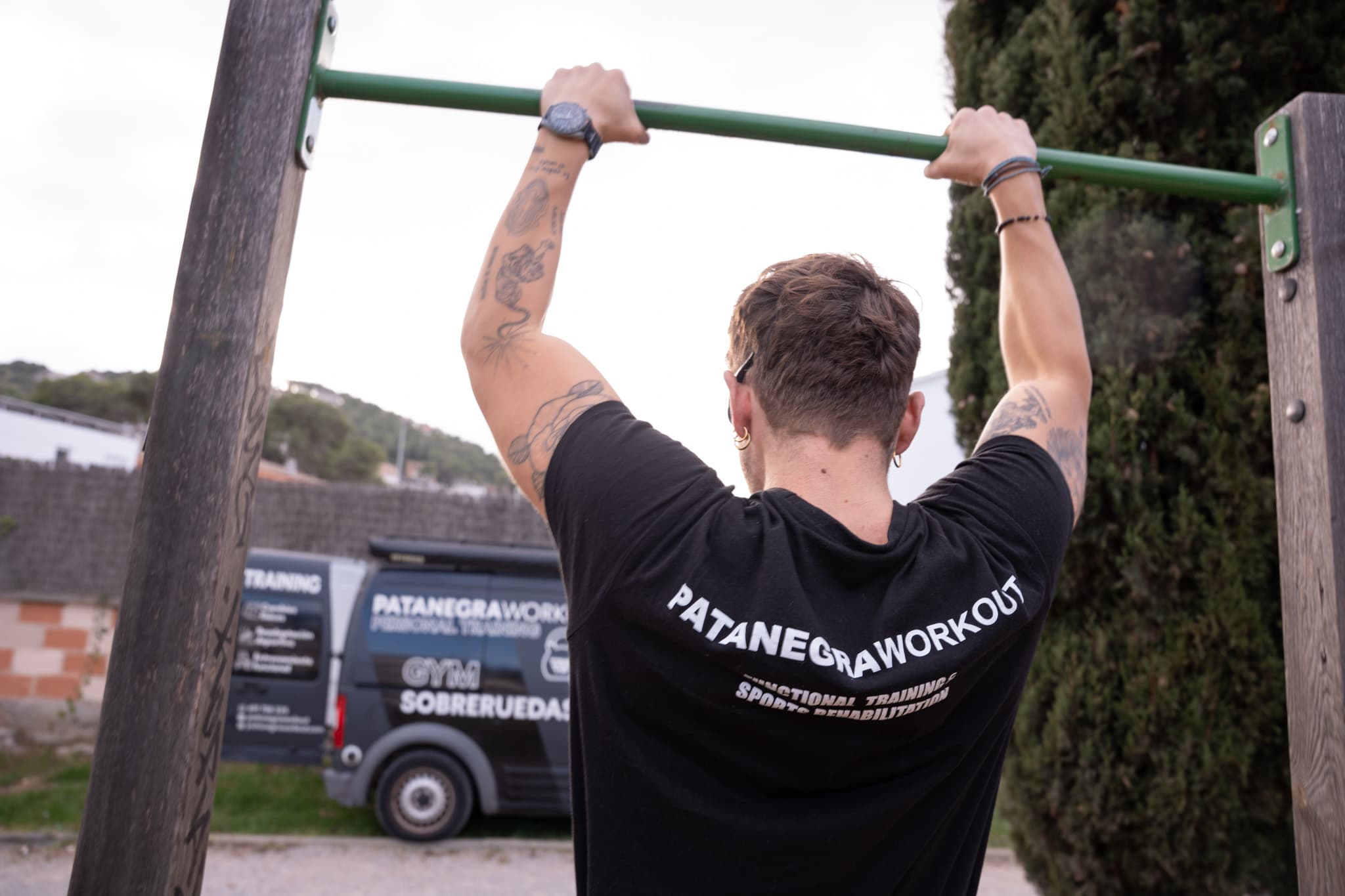 Fabi entrenando a un cliente junto a la furgoneta del Gym Sobre Ruedas de Pata Negra Workout